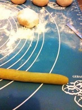 取一小份面团，加点抹茶粉揉搓均匀（我的抹茶粉本来很绿的，但是由于天黑了，各种变色，哭ing）