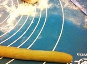 取一小份面团，加点抹茶粉揉搓均匀（我的抹茶粉本来很绿的，但是由于天黑了，各种变色，哭ing）