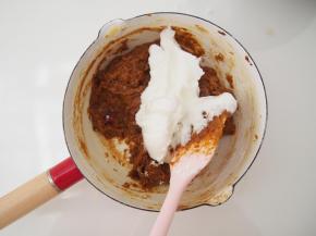 取三分之一蛋白霜加入蛋黄枣泥糊中，切拌均匀