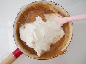 剩余的蛋白霜继续分两次加入蛋黄枣泥糊中，每次都切拌均匀