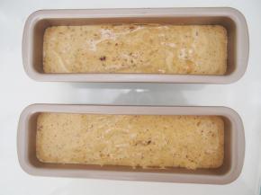 将蛋糕糊倒入模具中，震出大气泡