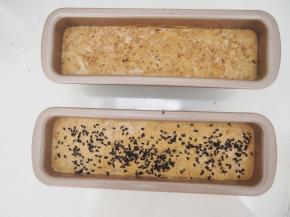 表面撒上一层芝麻作为装饰，此步骤可以根据自己的喜好进行