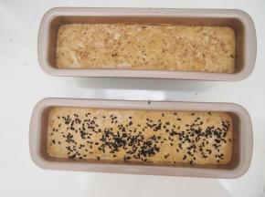 表面撒上一层芝麻作为装饰，此步骤可以根据自己的喜好进行