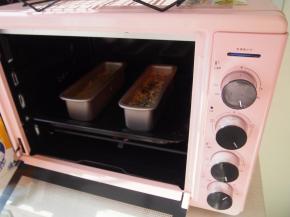 将模具放入烤箱，中下层上下火，160度，30分钟左右熟透即可