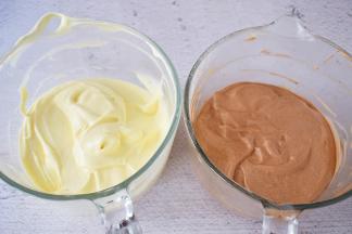 把拌匀的蛋糕糊分成相同大小的两份，其中一份面糊筛入可可粉，翻拌均匀