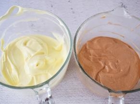 把拌匀的蛋糕糊分成相同大小的两份，其中一份面糊筛入可可粉，翻拌均匀