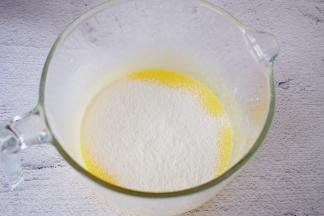 筛入低筋面粉，分两次筛入，每次筛入都要拌匀才能再筛入下一次