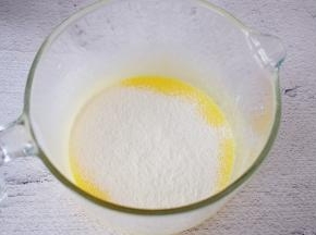 筛入低筋面粉，分两次筛入，每次筛入都要拌匀才能再筛入下一次