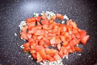 放入番茄翻炒至出汁