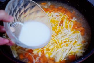 再次烧开时画圈方式淋入水淀粉