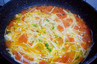 再撒上葱花即可出锅