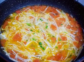 再撒上葱花即可出锅