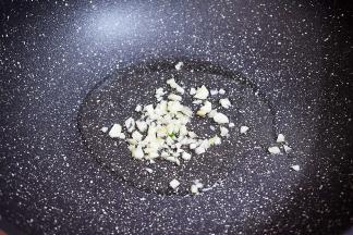 锅中倒入适量的食用油烧热，放入蒜末爆香