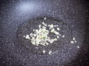 锅中倒入适量的食用油烧热，放入蒜末爆香