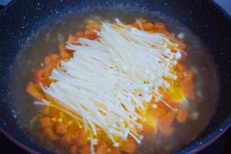 再次烧开，放入金针菇