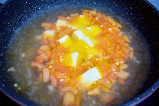 大火烧开，放入嫩豆腐