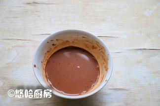 可可粉用温水调解开，我用的是法芙娜可可粉，调匀的可可粉溶液有一点疙瘩也不要紧。