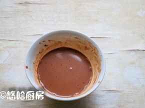 可可粉用温水调解开，我用的是法芙娜可可粉，调匀的可可粉溶液有一点疙瘩也不要紧。