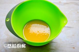 分开蛋清、蛋黄至2个无油无水的干净容器中，蛋黄中加入玉米油搅拌均匀。