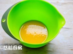 分开蛋清、蛋黄至2个无油无水的干净容器中，蛋黄中加入玉米油搅拌均匀。
