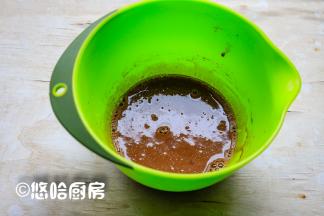 可可溶液过筛至蛋黄液中，若有未溶解的可可粉，用刮刀反复在筛网上按压几次就会划开，别浪费。