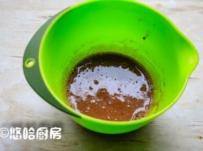 可可溶液过筛至蛋黄液中，若有未溶解的可可粉，用刮刀反复在筛网上按压几次就会划开，别浪费。