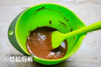 筛入金龙鱼糕点用小麦粉至蛋黄液中，用蛋抽或刮刀上下翻拌均匀，待用。