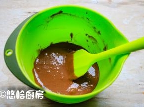 筛入金龙鱼糕点用小麦粉至蛋黄液中，用蛋抽或刮刀上下翻拌均匀，待用。