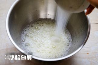 蛋清先用电动打蛋器打出粗泡，再放入几滴白醋和全部的细砂糖，细砂糖分2~3次放入都可以的。
