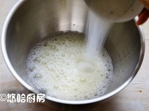 蛋清先用电动打蛋器打出粗泡，再放入几滴白醋和全部的细砂糖，细砂糖分2~3次放入都可以的。