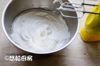 蛋清用电动打蛋器一直搅打至能拉出小弯钩的状态即可。