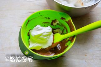 取1/3的蛋白霜至蛋黄糊中，用刮刀上下翻拌均匀，也就是以切拌的方式拌匀。