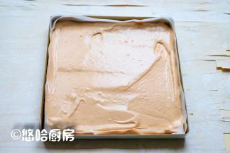 烤盘中提前铺好油纸，将面糊倒入烤盘中，用刮板将表面大致刮平。