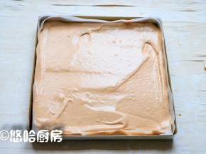 烤盘中提前铺好油纸，将面糊倒入烤盘中，用刮板将表面大致刮平。