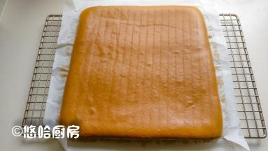 烤盘放入烤箱之前，在台面上震几下，可震出面糊中的大气泡。烤盘放入已预热到位的烤箱中层，烘烤温度为160度，烘烤模式上下管同时加热，烘烤20分钟，到时立刻取出烤盘，倒扣在铺上油纸的网架上，迅速将蛋糕上的油纸撕开，将蛋糕再翻面回来彻底放凉待用。