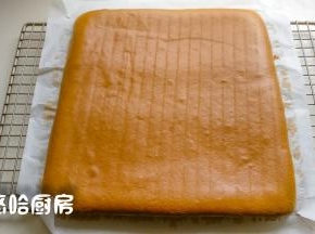 烤盘放入烤箱之前，在台面上震几下，可震出面糊中的大气泡。烤盘放入已预热到位的烤箱中层，烘烤温度为160度，烘烤模式上下管同时加热，烘烤20分钟，到时立刻取出烤盘，倒扣在铺上油纸的网架上，迅速将蛋糕上的油纸撕开，将蛋糕再翻面回来彻底放凉待用。