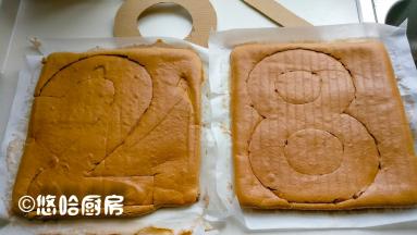 用硬纸板剪出要用到的数字，大小随意，我裁剪的数字有点大，一份蛋糕只能裁剪出一个数字，用锋利的刀子刻出蛋糕。数字某宝上有卖现成模板的，大小尺寸都有，按需购买哈。