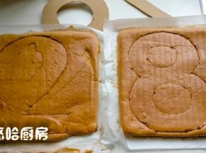 用硬纸板剪出要用到的数字，大小随意，我裁剪的数字有点大，一份蛋糕只能裁剪出一个数字，用锋利的刀子刻出蛋糕。数字某宝上有卖现成模板的，大小尺寸都有，按需购买哈。