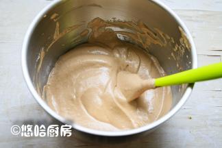拌匀的蛋黄糊倒回余下的蛋白霜中，继续采用切拌的方式拌匀，拌匀的面糊光滑细腻有光泽。