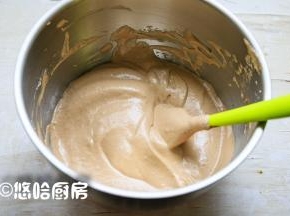 拌匀的蛋黄糊倒回余下的蛋白霜中，继续采用切拌的方式拌匀，拌匀的面糊光滑细腻有光泽。
