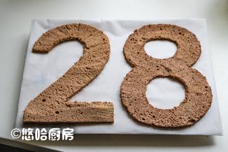 切好的数字边缘不整齐的地方，可以用剪刀修剪一下，然后从中间片开，摆放在托盘或蛋糕盘上。小编没有去买现成的蛋糕盘，直接裁剪了一块硬纸板，用烘焙油纸包起来，效果也不错。