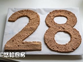 切好的数字边缘不整齐的地方，可以用剪刀修剪一下，然后从中间片开，摆放在托盘或蛋糕盘上。小编没有去买现成的蛋糕盘，直接裁剪了一块硬纸板，用烘焙油纸包起来，效果也不错。