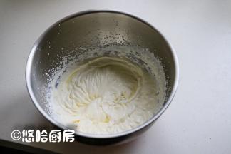 淡奶油加入绵白糖或糖粉，打发至纹路明显不流动的状态，同时准备水果。