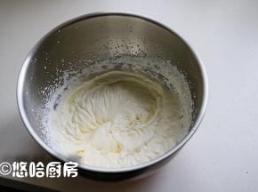 淡奶油加入绵白糖或糖粉，打发至纹路明显不流动的状态，同时准备水果。