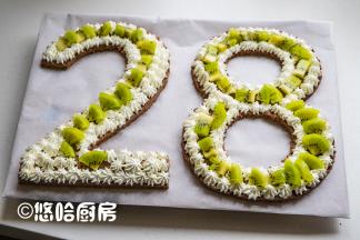 打发后的淡奶油装入裱花袋中，花嘴是随便用的，你也可以用圆形的或者其他的，围着数字蛋糕的边缘，挤上一圈淡奶油，在中间摆上一层切小块的猕猴桃。