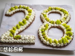 打发后的淡奶油装入裱花袋中，花嘴是随便用的，你也可以用圆形的或者其他的，围着数字蛋糕的边缘，挤上一圈淡奶油，在中间摆上一层切小块的猕猴桃。