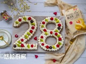 盖上另一片蛋糕，继续在蛋糕边缘挤上一圈淡奶油，在空隙中摆上树莓、猕猴桃块和水滴巧克力。蛋糕放入冰箱冷藏定型，吃之前取出即可。