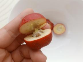 山楂洗干净去根去核。