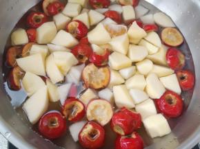 锅里放入适量清水，把水果块放入锅中。喜欢喝罐头汁的可以多放点水。开火煮。