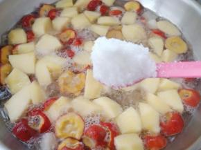 水开后放入白糖。